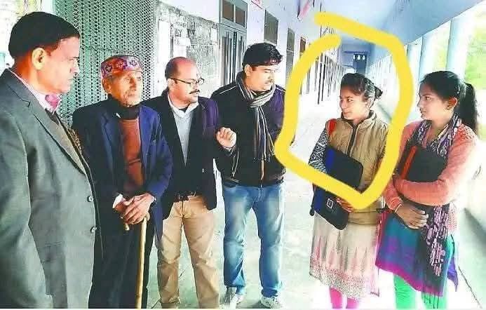 Anurag Tyagi (@theanuragtyagi) on Twitter photo अगर ये लड़कीं मुख्यमंत्री तो छोड़ो किसी विधायक की भी भतीजी होती, तो नौकरी के लिए घण्टो लाइन में ना लगी होती ..*
ये नौकरी के लिए घण्टो लाइन में लगी लड़की इतनी साधारण है क्योंकि इसके चाचा उत्तर प्रदेश के मुख्यमंत्री योगी आदित्यनाथ महाराज जी है ..<a href="/myogiadityanath/">Yogi Adityanath</a>
#AnuragTyagi अगर ये लड़कीं मुख्यमंत्री तो छोड़ो किसी विधायक की भी भतीजी होती, तो नौकरी के लिए घण्टो लाइन में ना लगी होती ..*
ये नौकरी के लिए घण्टो लाइन में लगी लड़की इतनी साधारण है क्योंकि इसके चाचा उत्तर प्रदेश के मुख्यमंत्री योगी आदित्यनाथ महाराज जी है ..<a href="/myogiadityanath/">Yogi Adityanath</a>
#AnuragTyagi