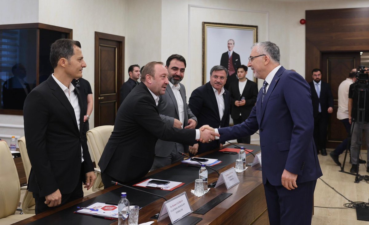 Kamu Görevlileri 8. Dönem Toplu Sözleşme görüşmelerinin ilk oturumu, Çalışma ve Sosyal Güvenlik Bakanlığı'nda başladı.

<a href="/csgbakanligi/">T.C. Çalışma ve Sosyal Güvenlik Bakanlığı</a> 
<a href="/isikhanvedat/">Prof. Dr. Vedat Işıkhan</a> 
<a href="/_aliyalcin_/">Ali YALÇIN</a> 
#MemurunTeklifi