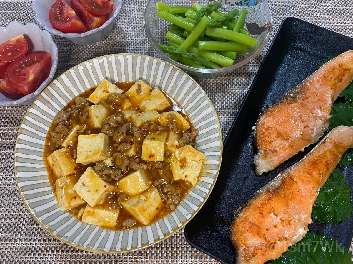 Tsm7Wk's tweet image. 豆腐は絹派で何を作るのも絹を使ってるのですが、久しぶりに綿を買ってみました🤭
・鮭
・ちょっと麻婆豆腐
・アスパラガス
・トマト🍅
今日もカンパーイ🍻
#おうちごはん