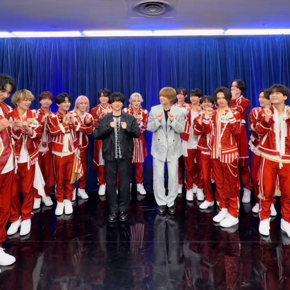 たくさんのJrに囲まれて知念くんの方向しか見れなくなってしまってる伊野尾くん借りてきたネコチャンすぎて愛おしい、よしよし、かあいいね