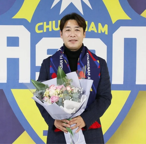 KORFootballNews's tweet image. Chungnam Asan manager Bae Sung-jae was absent from the team's weekend match. While the club stated that he was on vacation, rumors have surfaced suggesting the club is considering dismissing him. #kleague