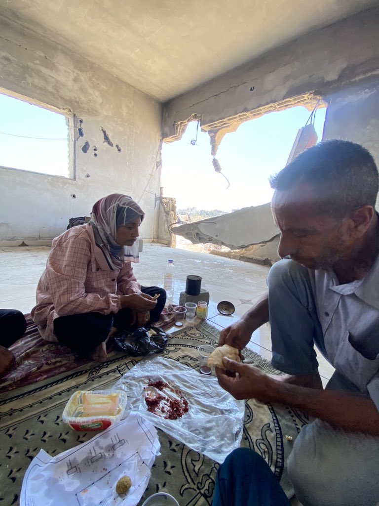 yousefasultan's tweet image. السلام عليكم من بيتنا - حي السلاطين المهجّر ..

قررنا نخاطر عحالنا ونروح نفطر فبيتنا اللي هربونا منه بالقوة، ما اجمل هواء الحي والبيت والسلاطين ♥️♥️♥️♥️♥️♥️🦋

بمسي عليكم الوالد والوالدة من الشمال الحر- قلعة السلاطين❤️💚