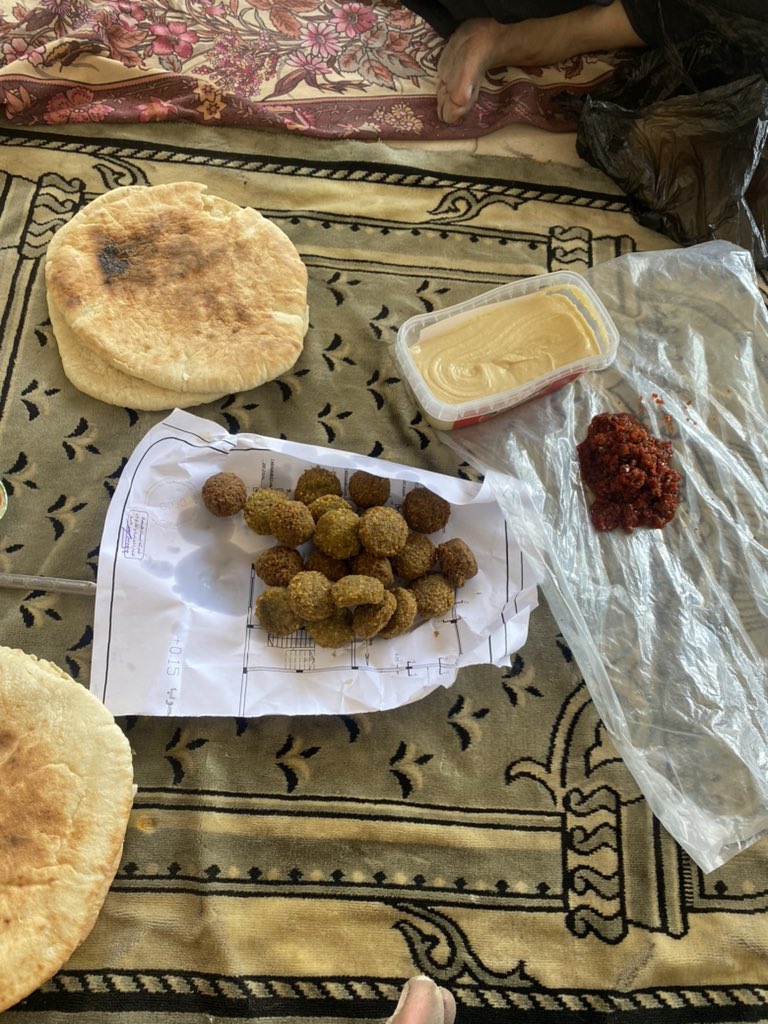 yousefasultan's tweet image. السلام عليكم من بيتنا - حي السلاطين المهجّر ..

قررنا نخاطر عحالنا ونروح نفطر فبيتنا اللي هربونا منه بالقوة، ما اجمل هواء الحي والبيت والسلاطين ♥️♥️♥️♥️♥️♥️🦋

بمسي عليكم الوالد والوالدة من الشمال الحر- قلعة السلاطين❤️💚