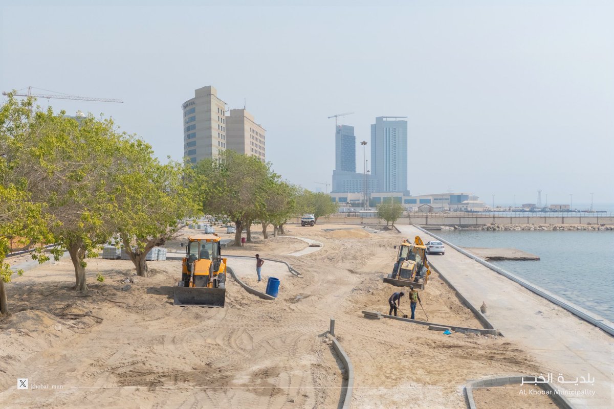 Khobar_mun's tweet image. #بلدية_الخبر
استمرار أعمال تطوير كورنيش الخبر الجنوبي لتعزيز إمكانيات #الخبر السياحية والارتقاء ب #جودة_الحياة ،واتاحة مساحة لرواد الكورنيش لممارسة مختلف الأنشطة الترفيهية
المساحة : ١٥،٠٠٠ م٢
الطول: ٣٠٠ م
مساحة المسطحات الخضراء : ١٠،٠٠٠ م٢
استحداث ٥٠ موقف سيارة جديدة