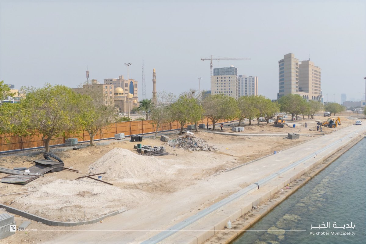 Khobar_mun's tweet image. #بلدية_الخبر
استمرار أعمال تطوير كورنيش الخبر الجنوبي لتعزيز إمكانيات #الخبر السياحية والارتقاء ب #جودة_الحياة ،واتاحة مساحة لرواد الكورنيش لممارسة مختلف الأنشطة الترفيهية
المساحة : ١٥،٠٠٠ م٢
الطول: ٣٠٠ م
مساحة المسطحات الخضراء : ١٠،٠٠٠ م٢
استحداث ٥٠ موقف سيارة جديدة
