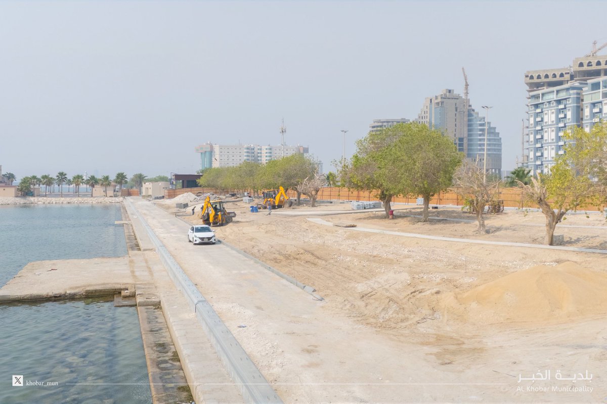 Khobar_mun's tweet image. #بلدية_الخبر
استمرار أعمال تطوير كورنيش الخبر الجنوبي لتعزيز إمكانيات #الخبر السياحية والارتقاء ب #جودة_الحياة ،واتاحة مساحة لرواد الكورنيش لممارسة مختلف الأنشطة الترفيهية
المساحة : ١٥،٠٠٠ م٢
الطول: ٣٠٠ م
مساحة المسطحات الخضراء : ١٠،٠٠٠ م٢
استحداث ٥٠ موقف سيارة جديدة