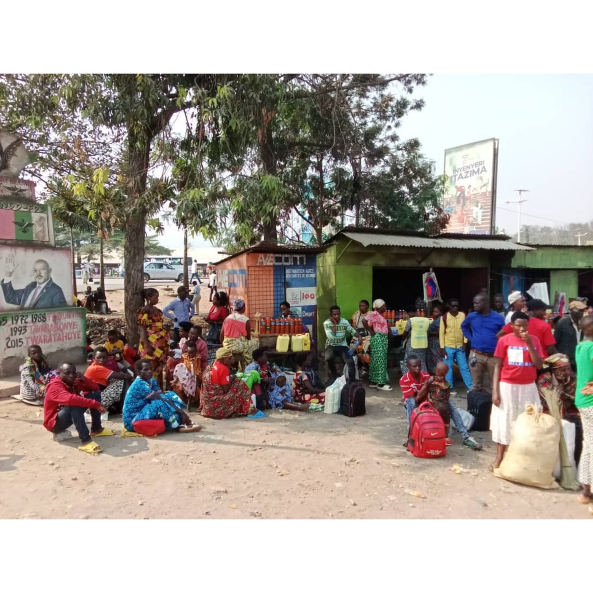 IrisNews_'s tweet photo. 🚍 Pénurie de bus vers l’intérieur du pays
✍️ Une situation de paralysie s’est installée au parking de #COTEBU, à #Bujumbura depuis ce matin. Des centaines de passagers en partance pour l’intérieur du pays attendent désespérément des bus. Aucun véhicule n’a été aperçu depuis l’aube, à l’exception d’un seul en direction de Ngozi, dont le ticket s’est arraché à 50 000 Fbu, soit près de cinq fois le tarif officiel.
🗨 Du côté des chauffeurs, ils sont clairs : "les bus restent à la maison faute de carburant." En toile de fond, la pression exercée par le ministère de l’Intérieur, Martin Niteretse, qui a récemment haussé le ton contre les dépassements de prix, avec des interpellations à la clé. Plusieurs chauffeurs ont été arrêtés hier et condamnés à des amendes, alors que la pénurie de carburant persiste dans le pays.
#Burundi #Transports