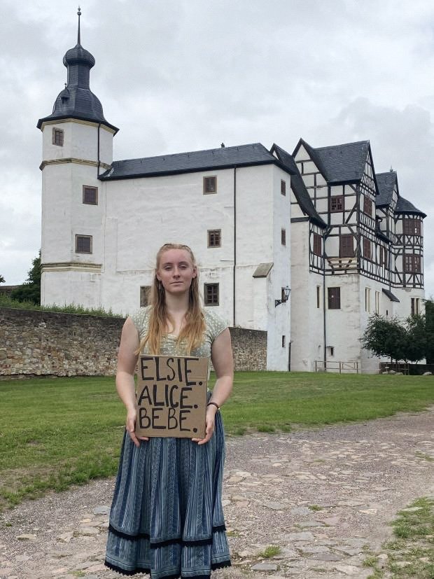 ReinhildAmandi's tweet image. Via @Lukreta_
🕯️ Elsie. Alice. Bebe.
📍 Southport - Ein Jahr später.
Drei kleine Mädchen - erst 6, 7 und 9 Jahre alt.
Diese Woche vor einem Jahr wurden sie bei einem Taylor Swift Tanzworkshop in Southport brutal von dem Rwanda-stämmigen Täter Axel M. Rudakubana erstochen.
Acht…