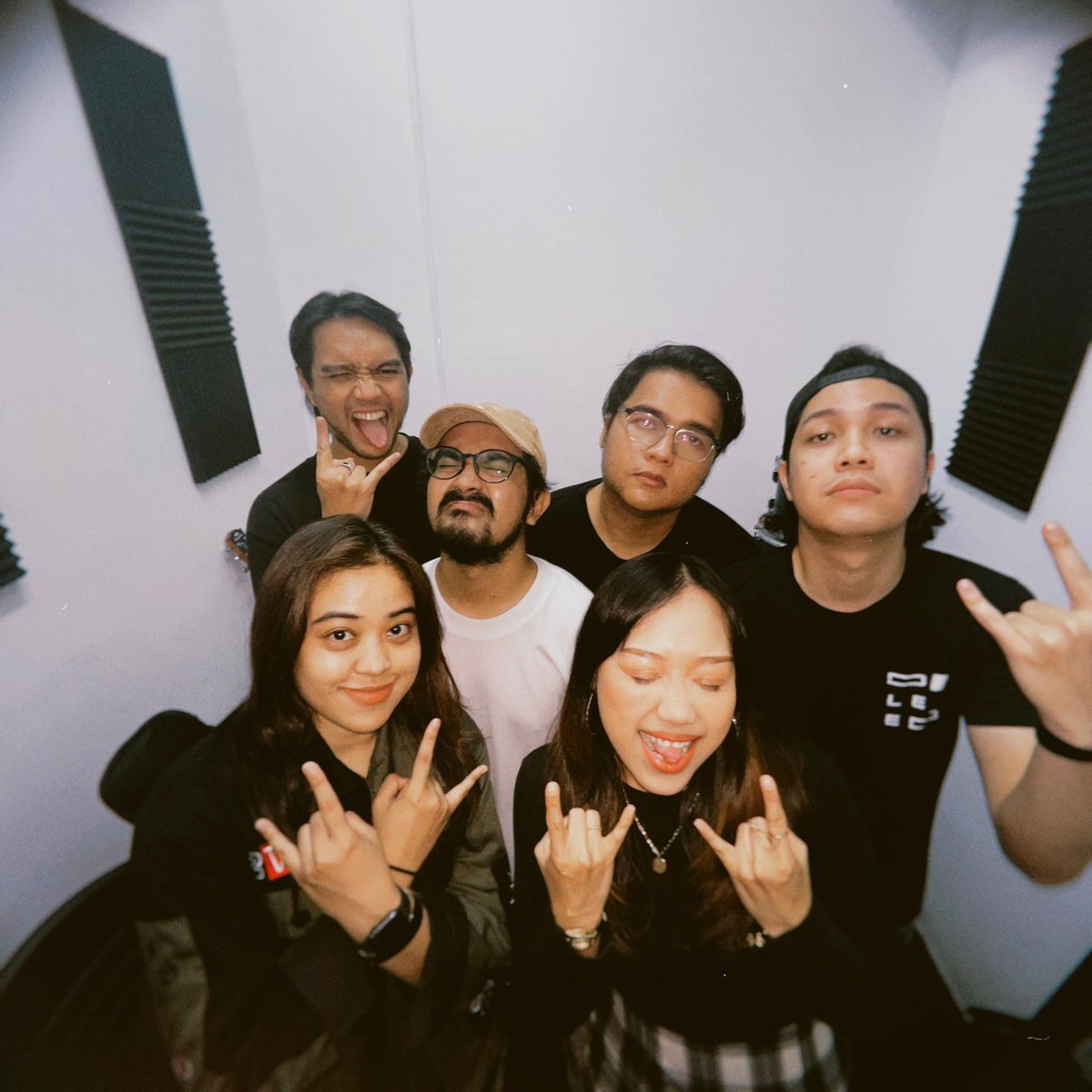 d_letedsound's tweet photo. Always a pleasure to be here. Thank you @spectrumrays_gigsmy for organising this show, always love to see fellow female-fronted bands with A LOT of energy to give!! The lineup was so badass they REALLY delivered 🔥🔥🔥

📹 by @angelicarugrats https://t.co/ruY7R3KLZf