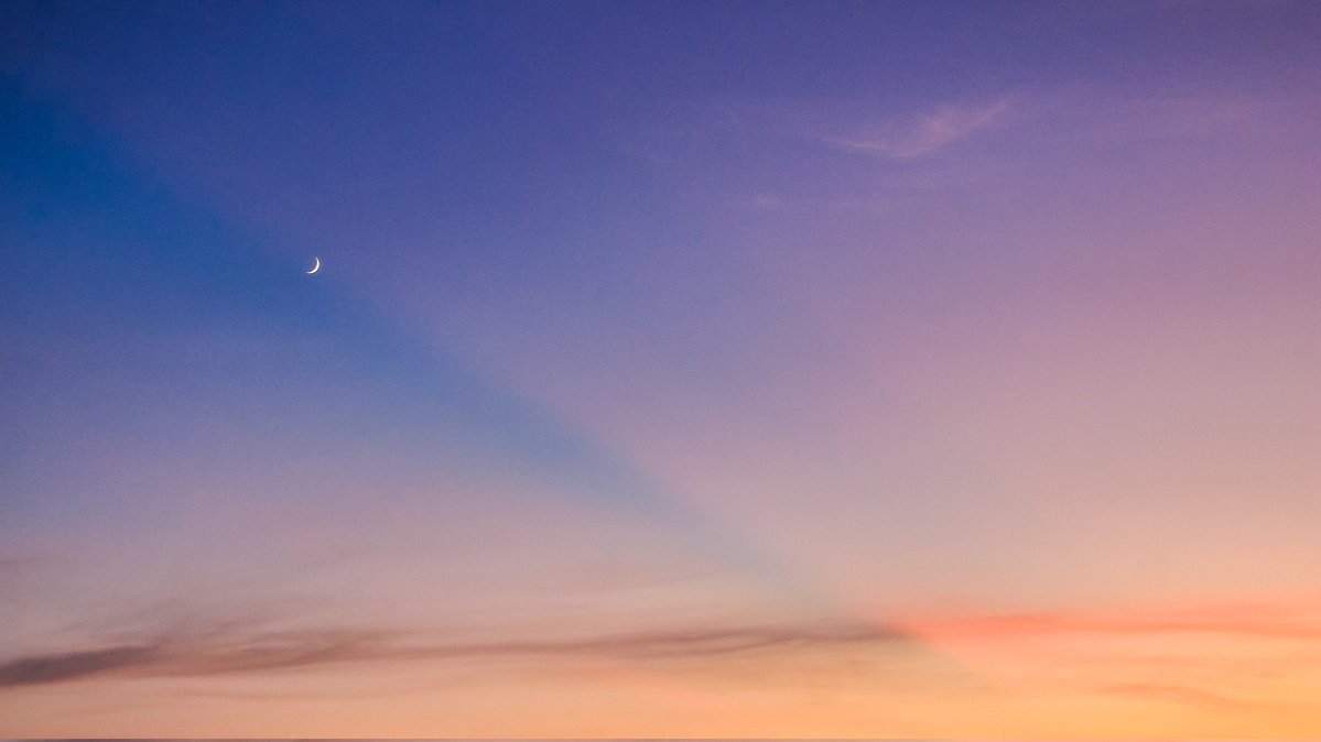 hiy_twinkle's tweet image. 薄明光線の先に四日月