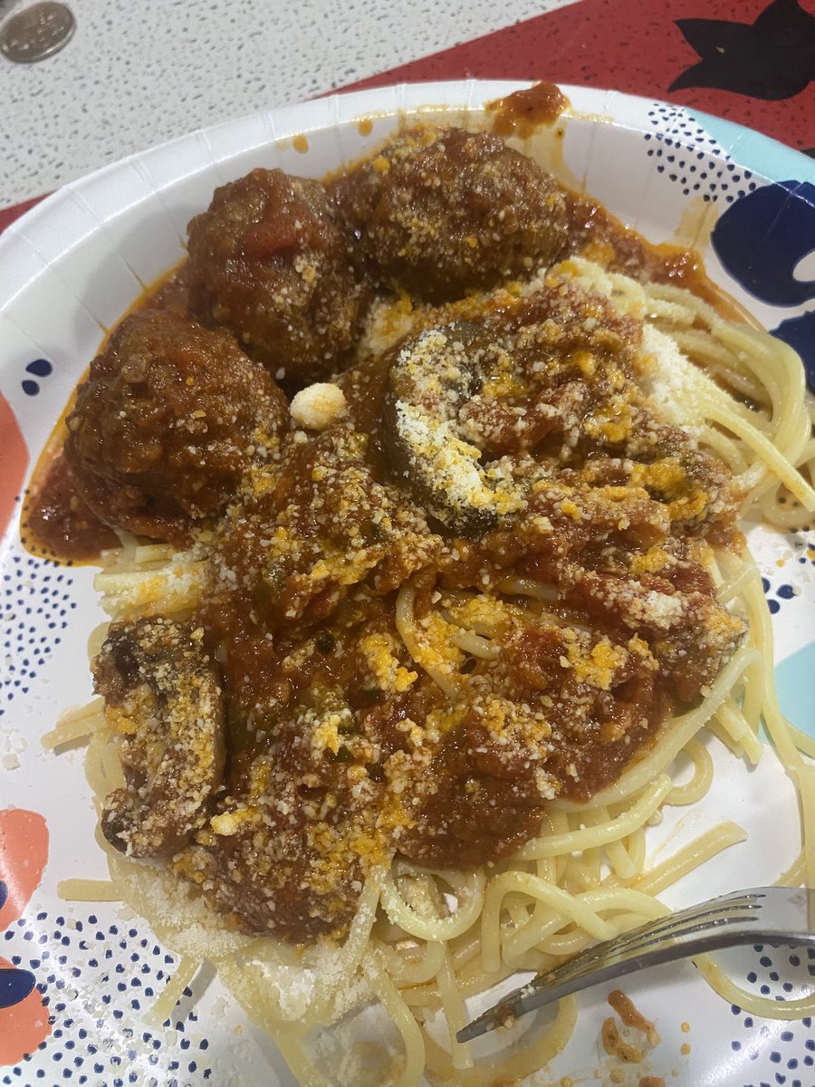 Friia10's tweet image. How it went last night!!  The sauce came out so good my son doesn’t want me to buy store bought anymore. So it looks like canning is in my future.  But I have to say dinner was delicious all the way around ! I’m thankful I can cook. FYI I can even make my own pasta from scratch…