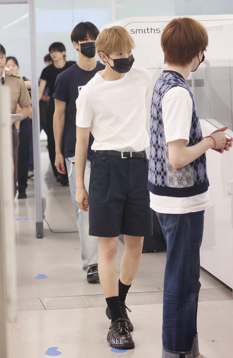 antitodae's tweet image. 이건
이거는아니죠
무릎안쪽에멍든거진짜아니죠이건