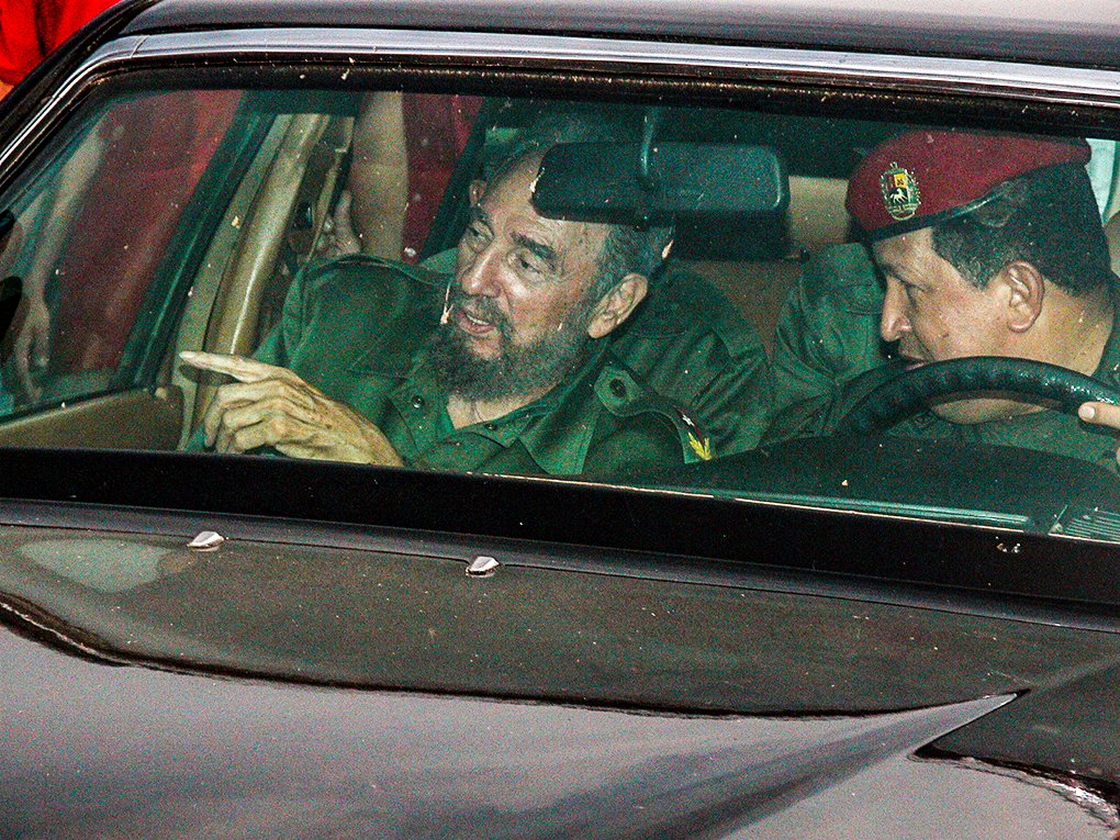 #LunesConMarx. Hoy es el cumpleaños  de Chávez. Siempre llevó el timón con manos firmes y junto a #Fidel nunca equivocó el camino... ¡No nos apartaremos de él! #LaLuchaNoHaCesado