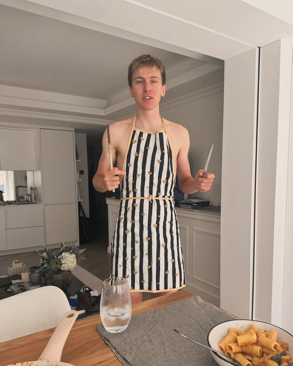 faustocoppi60's tweet photo. The first thing Jonas saw when he arrived home and opened the door of the brand new kitchen that he built: Pogi was cooking. 🔥
#TDF2025 https://t.co/LSmWY7iVhO