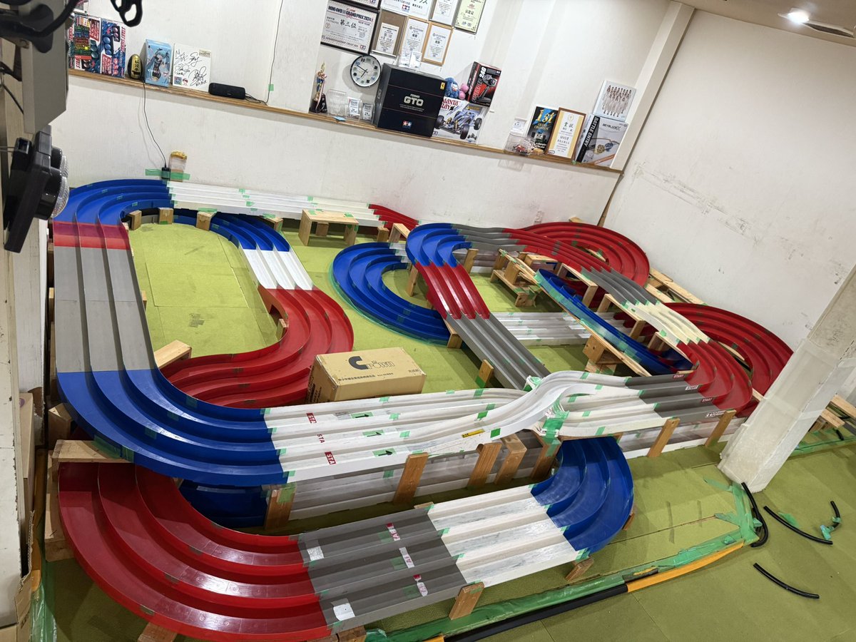 geeks_minowa's tweet image. 【GEEKS8月度常設レイアウト】
7月度に好評だった連続バンクを引き継いで新しいレイアウトを組みました😆‼️スタート直後の降り1着がキツい😅💦でも、頑張って攻略しましょう😊‼️今月も皆様のチャレンジお待ちしております‼️
#ミニ四駆
#GEEKS