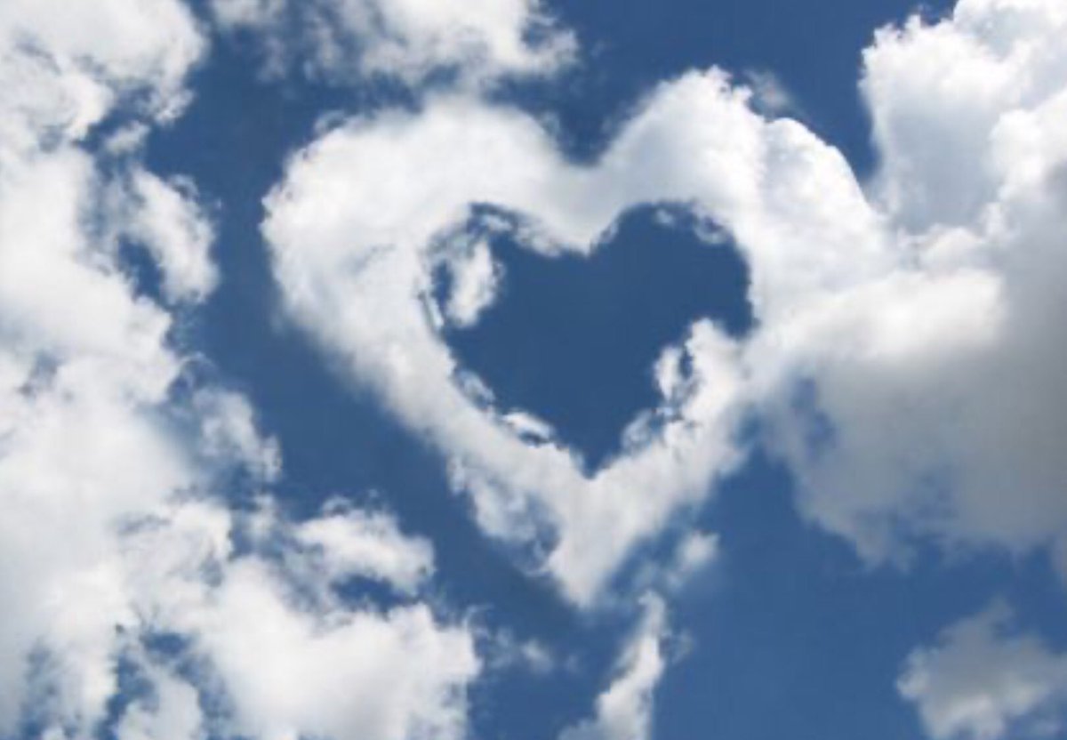 ikgeefnooitop's tweet image. Zoeken jullie ook altijd naar figuren in de wolken?