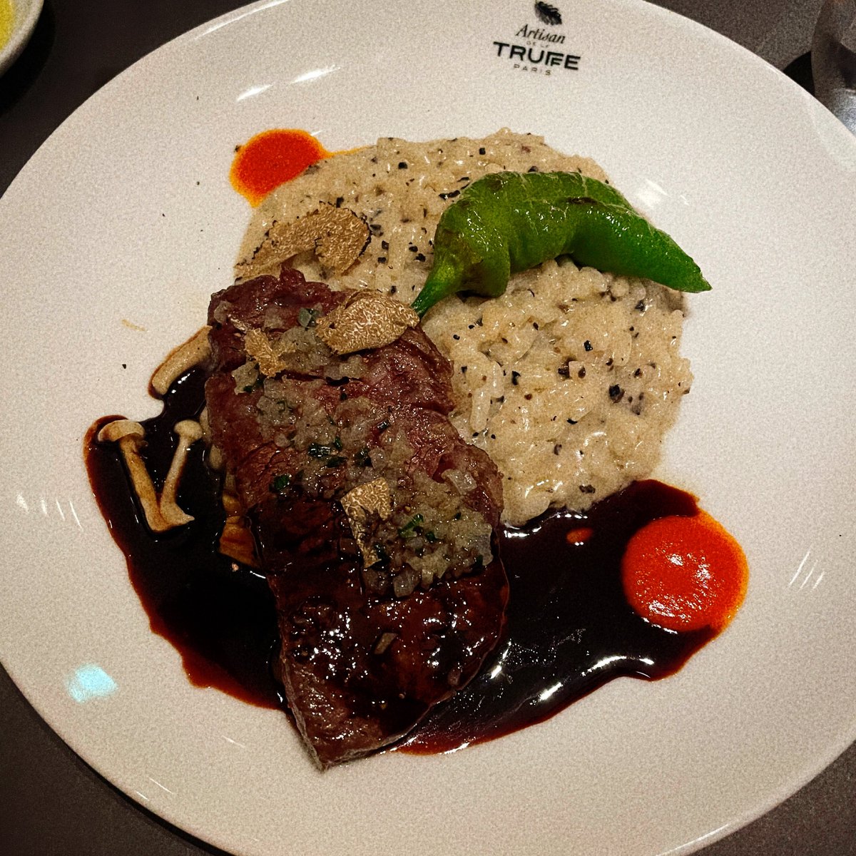 先日仕事関係の人の還暦お祝いしたよ〜㊗️付き合いの長い方でお祝いはなんと2回目笑😆やはり人徳ある方はまわりから大切にされてるなぁと✨2軒目リッツのバーのオリジナルカクテルがオシャレすぎた🪻今週仕事山場だけど…あまり気合いいれすぎずに乗り越えたい💪