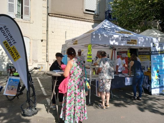 Troisième journée du <a href="/LeTourFemmes/">Le Tour de France Femmes avec Zwift</a> dont l'arrivée est à Angers.
La coordination <a href="/RoutePlusSure/">Sécurité routière</a> <a href="/Prefet49/">Préfet de Maine-et-Loire 🇫🇷🇪🇺</a> est sur place avec un stand situé à 50 m de l'arrivée. Marie-Isabelle et son équipe vous attendent pour vous informer sur les nouvelles règles du code de la route.