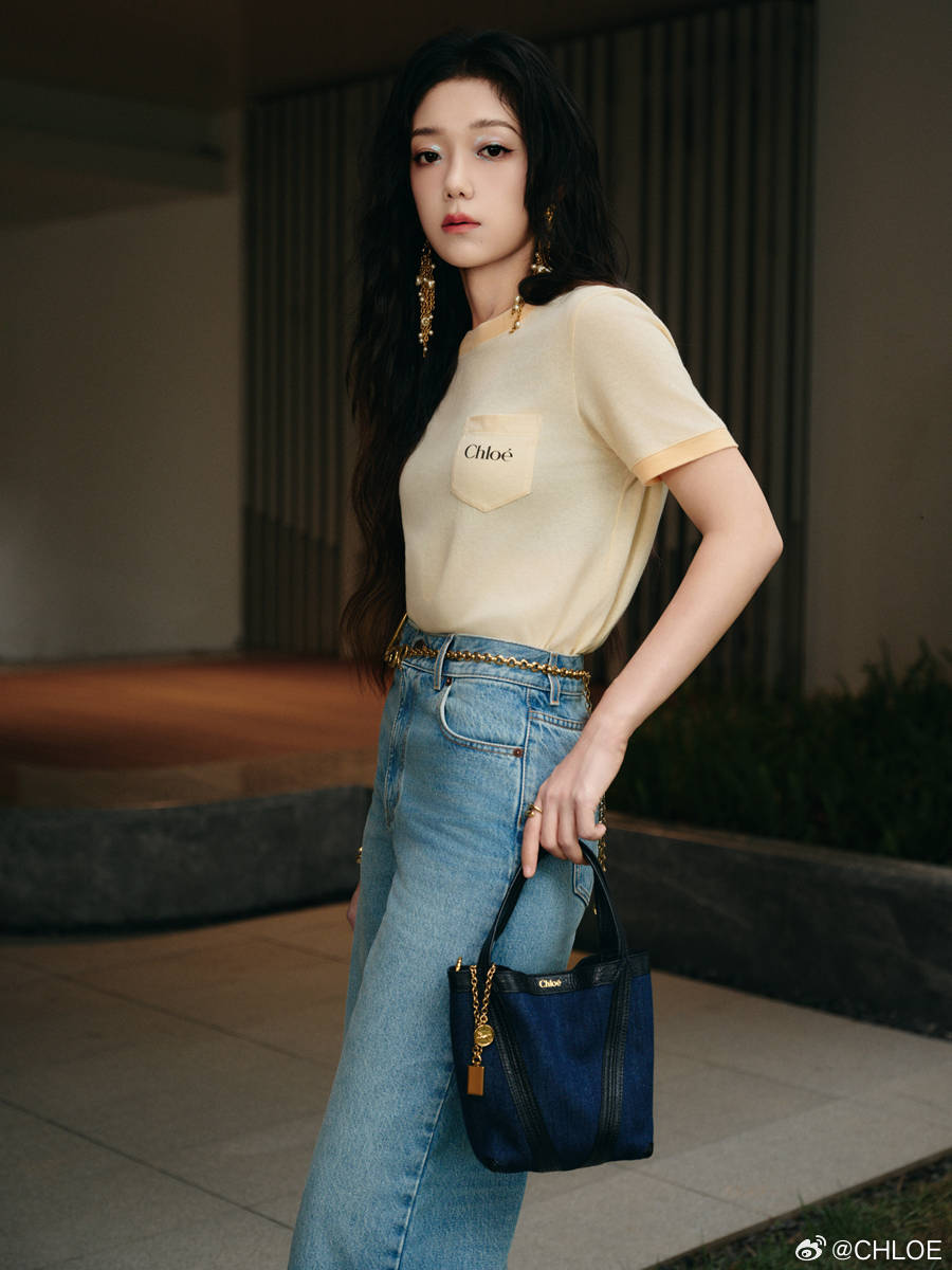 SweetMoonCurley's tweet image. XilinnayiGao for Chloé
XilinnayiGao interprets the Chloé Spin tote bag and Chloé Kick sneakers.
#CurleyGao
#希林娜依高