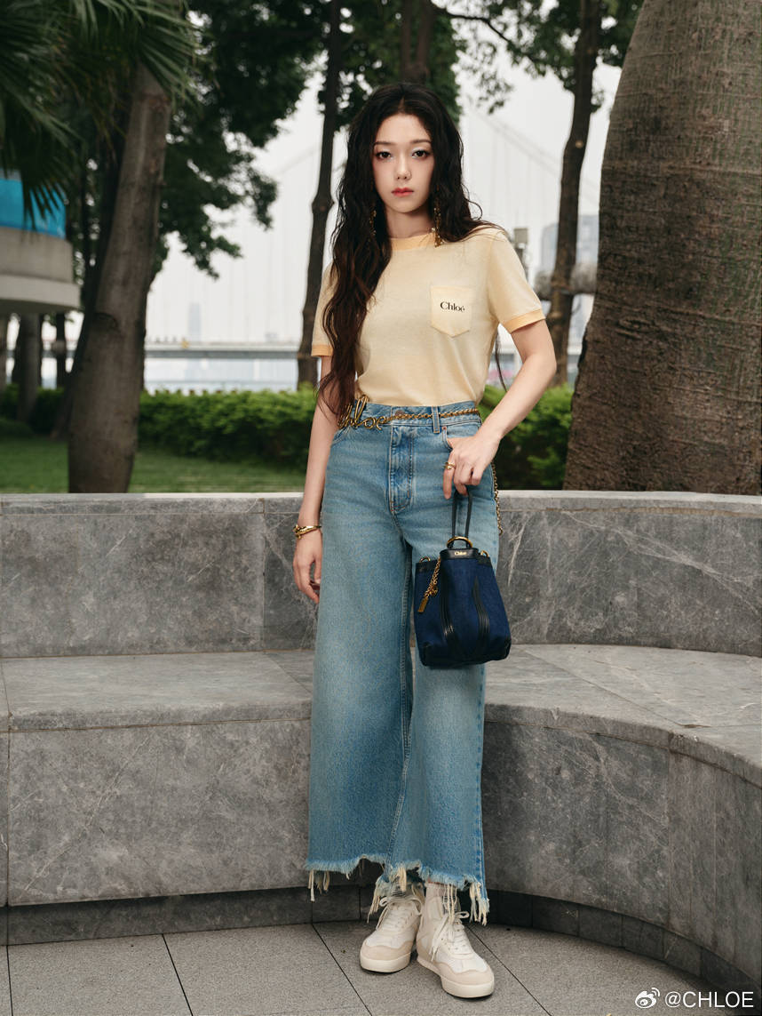 SweetMoonCurley's tweet image. XilinnayiGao for Chloé
XilinnayiGao interprets the Chloé Spin tote bag and Chloé Kick sneakers.
#CurleyGao
#希林娜依高
