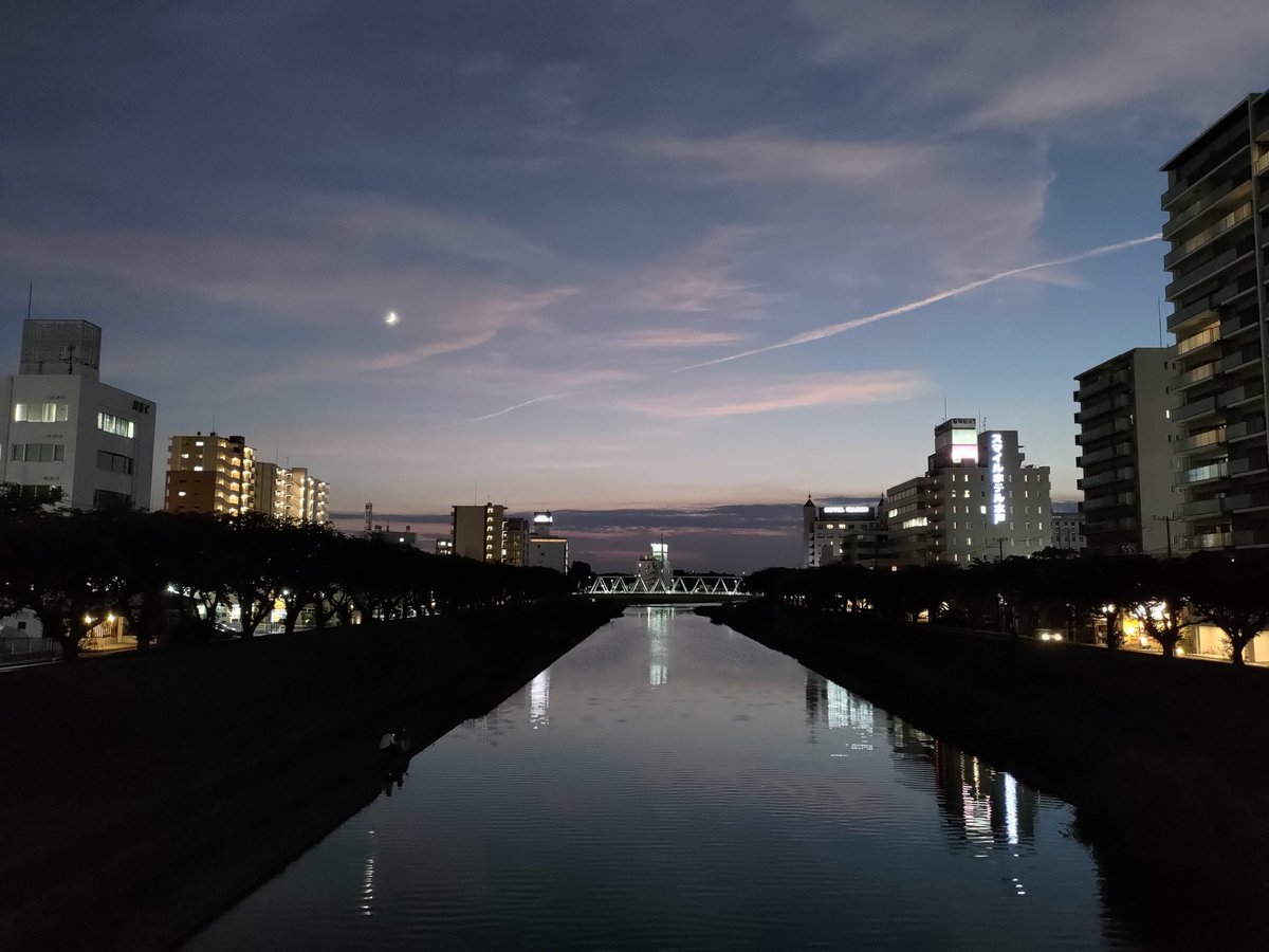 projectNIRU's tweet image. 画面の外、右側の方でヘリが三機ぐるぐる回ってる。犯人確保されたそうだし、今空撮して何の役に立つのかは不明。