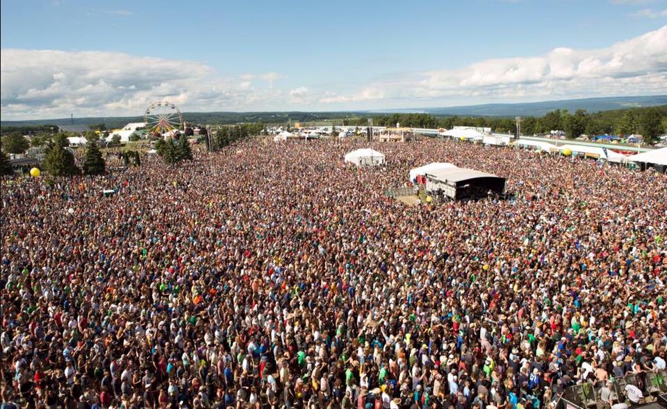 Frances21272855's tweet image. Il 28 Luglio del 1973 una folla di 600.000 persone riempì la “Watkins Glen Grand Prix Raceway", alla periferia di Watkins Glen, nello stato di New York, per assistere al "Summer Jam"
#28luglio #almanaccomercury