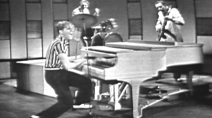 Frances21272855's tweet image. Il 28 luglio del 1957 JERRY LEE LEWIS fa la sua prima apparizione TV nazionale, cantando “Whole Lotta Shakin' Goin' On" nel programma della NBC " The Steve Allen Show”
#jerryleelewis #28luglio #almanaccomercury