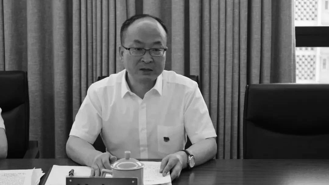 四月，紡織大亨畢光鈞墜樓！
五月，電梯巨頭劉文超墜樓！
六月，浙江建投的沈康明墜樓！
七月，靚家居創辦人曾育周墜樓！
七月，居然之家董事長汪林朋也墜樓！
百姓跳樓潮還沒結束，企業家跳樓潮又接著來！
七十年的黃粱美夢，一覺醒來竟回到了一九五二年那個年代。