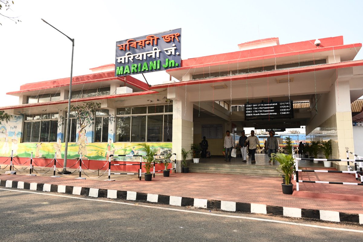 Indian Railways commissions a modern Electronic Interlocking system at Mariani Jn., Assam, marking a leap in safer train operations with 135 routes, 33 point machines &amp; 44 track circuits enhancing reliability, efficiency &amp; monitoring.

#RailInfra4NorthEast