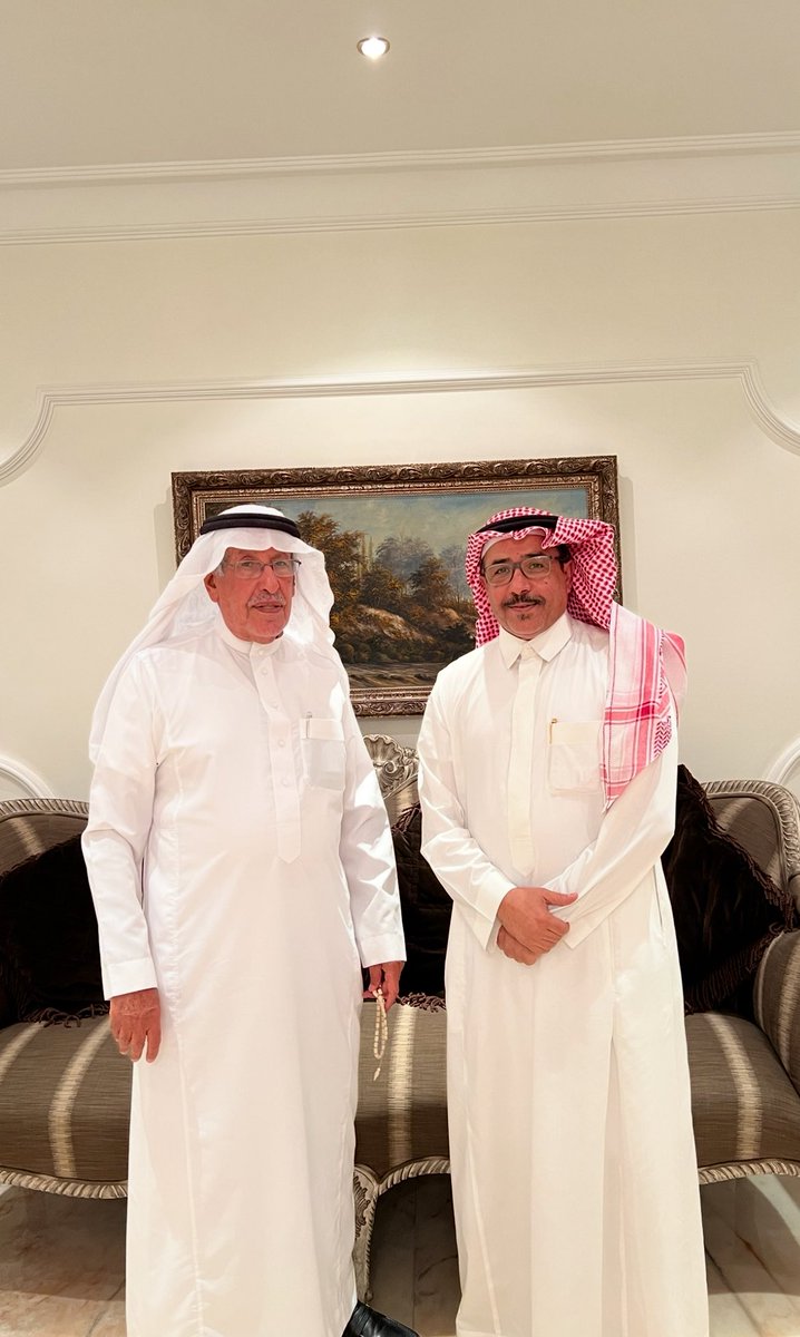 AlOdhibii's tweet photo. (رجال التعليم/أ عبدالله بن عيد المساعد)           ((4️⃣1️⃣))
تشرفت بإعداد المادة العلمية لموسوعة التعليم في عنيزة بمناسبة المئوية عام 1419 هـ
وأعداد لقاءات مع كثير من الشخصيات التعليمية منذ عام 1417هـ وتم التوثيق في تويتر ( X )
🔺🔺واستمراراً لذلك يسرنا لقاء وتقديم حلقة عن سعادة أ/ عبدالله بن عيد المساعد // وكيل وزارة الزراعة والمياة 
في لقاء تم بتاريخ 2022/11/26 م وتأخر لعلاج مشكلة الصوت
🔺وكانت أولى الحلقات التي تم اصدارها بمنصة X تويتر
1/مع معالي الفريق أول/حمد الشميمري
2/معالي الدكتور/عبدالعزيز الخويطر 
3/الاستاذ/عبدالرحمن العليان 
4/الاستاذ/عبدالرحمن البطحي 
الفريق أول/حمد العوهلي
الاستاذ/عبد العزيز الذكير 
الشيخ / عبدالله البسام 
الاستاذ / حمد الحركان 
الاستاذ / عبدالله اليحيى 
معالي / عبدالله النعيم ( رحمهم الله) 
الدكتور / احمد البسام 
وغيرهم 
🔺🔺تاريخ ومكان ولادة ضيفنا 
ولد ضيفنا /أ/ عبدالله بن عيد المساعد 
في #عنيزة عام 1359 هـ بمنطقة #القصيم 
🔺حياته التعليمية 
بدأ حياته العلمية عن طريق الكتاتيب لدى الاستاذ عبد العزيز الدامغ عام 1364 هـ 
ثم التحق في مدرسة العزيزية
وفي أوقات الإجازة كان الاستاذ/
 عبد الرحمن أبالخيل يدرس في جامعة #القاهرة فيحضر للمدرسة لمساعدة المعلمين أختبار الطلاب
وبهذه الأثناء كانت مدرسة العزيزية يتم بناءها في حي الدغيثرية
وفي الصف الرابع تم ضم مدرسة
عبد العزيز الدامغ الأهلية للمدرسة الحكومية عام 1364 هـ
وكانت الإجازة في شهري شعبان ورمضان وتخرج ضيفنا من مرحلة الابتدائية عام 1370 هـ ونجح معه 21 طالب في الدور الأول ورسب 6 طلاب ونجحوا في الدور الثاني وتمت إذاعة أسماء الناجحين في إذاعة مكة في 2:00 فجرا
🔺ومن زملائه في مرحلة الابتدائية 
عبدالله السليم وعقلا العقلا وعبدالله الدامغ وعبد العزيز الذكير ومساعد الزامل السليم وناصر الجابر وحمود العبيد الله وحمد عبد العزيز الجمل وصالح وعلي الفنيخ وعبد الله البسام وعبد الرحمن المطوع وغيرهم رحم الله الموتى 
🔺بعدها ألتحق ضيفنا في المعهد السعودي المسمى (تحضير البعثات) وكان يوجد فرعين في #مكة و عنيزة
ومن زملائه عبدالله الخلف وعبد العزيز الذكير و محمد الشامخ وصالح المساعد وعبد العزيز السليم
وكان مقررا أن يكون ناصر الشملان 
مدير للمعهد ولكنه تعب وتوفى مباشرة وبعدها تم تكليف الاستاذ يوسف الشبل كمدير
وكانوا يستلمون مكافأة 40 ريال شهريا احضرها عبدالله الخالد السليم حينما ذهب لمكة لأداء فريضة الحج 
🔺وفي هذه الأثناء تم افتتاح المعهد العلمي في عنيزة 
وكانت مدة دراسة المرحلة ابتدائية 6 سنوات والثانوية 6 سنوات وفي عام 1375 هـ ثم تم تقسيم المرحلة الثانوية لتكون 3 سنين متوسط و 3 ثانوي وكان مدير المعهد تلك الفترة الاستاذ سعد أبو معطي من الشعراء
فالتحق ضيفنا بالمرحلة الثانوية وكان لهم مكافأة 220 ريال شهريا
وكان المدير/صالح البسام 
و عبدالله النعيم مساعد ومجموعة مدرسين من #مصر
وكانت مناهج المرحلة الثانوية أوسع وفيها لغة إنجليزية ورياضيات أما المرحلة المتوسطة فتختص بالأمور الدينية تقريبا وفي هذه الأثناء كان ضيفنا مع مجموعة من زملائه يدرسون مادة الإنجليزي في العصر ويدرسهم الاستاذ/علي السمان من مصر وهم في مرحلة المتوسط استعدادا لمرحلة الثانوية وكانوا يقدمون مكافأة 20 ريال في الشهر للمعلم نظير تدريسهم فترة العصر 
فتخرج من الثانوية عام 1378 هـ كأول دفعة تتخرج ومن زملائه الأساتذة / عثمان الخويطر وعبدالله السليم وعبدالله التركي وعبدالله العوهلي ومساعد الزامل
والتحق ضيفنا بالدراسة في جامعة الملك سعود بالرياض لدراسة الجيولوجيا
أما زملائه عثمان الخويطر و مساعد الزامل فتم ابتعاثهم إلى أمريكا
وعبدالله العوهلي درس في إيطاليا 
وحمد الحسون في ألمانيا
🔺ومن زملاء الجامعة/عبدالله نصيف
وعبد الله السدحان وصالح أزملي وحمد البابطين ويوسف بخاري وعمر مندورة
وتخرج ضيفنا من الجامعة عام 1384 هـ 🔺🔺الحياة الوظيفية
بعد التخرج من الجامعة كان لديه عدة  خيارات في العمل منها أرامكو ووزارة البترول و وزارة الزراعة او معلم لمادة العلوم
🔺فألتحق ضيفنا في وزارة الزراعة تخصص جيولوجيا ونبات ولم تكن الوزارة بتلك الفترة لديها وزير بعد انتقال وزيرها السابق إبراهيم السويل للعمل كسفير للمملكة العربية السعودية  في أمريكا
وقد عمل في البحث والتنقيب وهو ثالث سعودي يعمل كجولوجي  مساعد مع زملائه مصطفى نوري ويوسف الحجيلان اللذان تخرجا من مصر اما البقية فكانوا من أمريكا وألمانيا وفلسطين فتم تعيين الشيخ حسن المشاري وزرا للزراعة والمياه وتم تعيين ضيفنا على المرتبة 5
وفي عام 1390 هـ عمل مدير عام خدمات المياه فوكيل مساعد ثم وكيل الوزارة عام 1400هـ حتى تقاعده عام 1421هـ
مع الشكر والتقدير للاستاذ عبدالله
متعة الله بالصحة والعافية 🤲