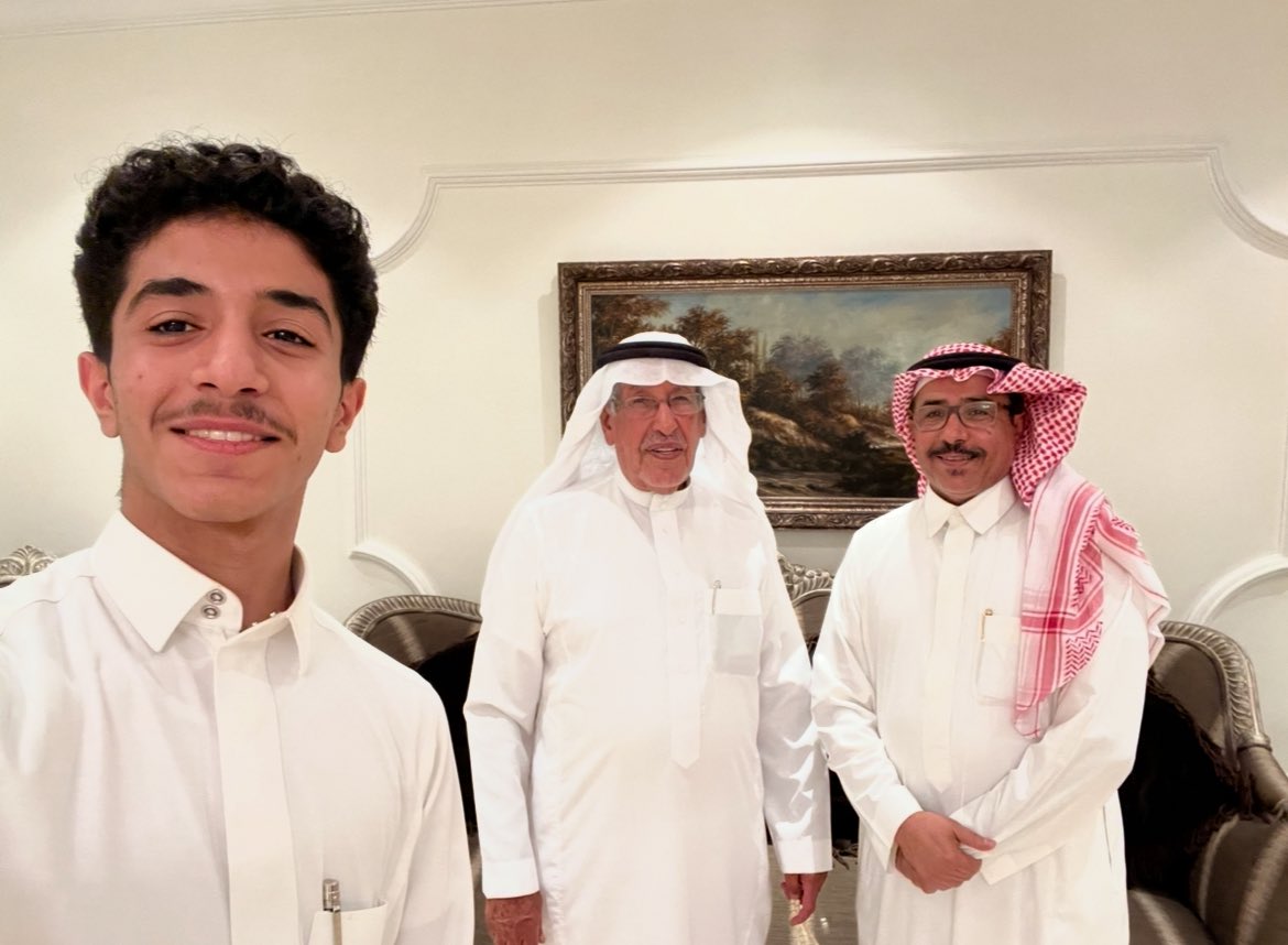 AlOdhibii's tweet photo. (رجال التعليم/أ عبدالله بن عيد المساعد)           ((4️⃣1️⃣))
تشرفت بإعداد المادة العلمية لموسوعة التعليم في عنيزة بمناسبة المئوية عام 1419 هـ
وأعداد لقاءات مع كثير من الشخصيات التعليمية منذ عام 1417هـ وتم التوثيق في تويتر ( X )
🔺🔺واستمراراً لذلك يسرنا لقاء وتقديم حلقة عن سعادة أ/ عبدالله بن عيد المساعد // وكيل وزارة الزراعة والمياة 
في لقاء تم بتاريخ 2022/11/26 م وتأخر لعلاج مشكلة الصوت
🔺وكانت أولى الحلقات التي تم اصدارها بمنصة X تويتر
1/مع معالي الفريق أول/حمد الشميمري
2/معالي الدكتور/عبدالعزيز الخويطر 
3/الاستاذ/عبدالرحمن العليان 
4/الاستاذ/عبدالرحمن البطحي 
الفريق أول/حمد العوهلي
الاستاذ/عبد العزيز الذكير 
الشيخ / عبدالله البسام 
الاستاذ / حمد الحركان 
الاستاذ / عبدالله اليحيى 
معالي / عبدالله النعيم ( رحمهم الله) 
الدكتور / احمد البسام 
وغيرهم 
🔺🔺تاريخ ومكان ولادة ضيفنا 
ولد ضيفنا /أ/ عبدالله بن عيد المساعد 
في #عنيزة عام 1359 هـ بمنطقة #القصيم 
🔺حياته التعليمية 
بدأ حياته العلمية عن طريق الكتاتيب لدى الاستاذ عبد العزيز الدامغ عام 1364 هـ 
ثم التحق في مدرسة العزيزية
وفي أوقات الإجازة كان الاستاذ/
 عبد الرحمن أبالخيل يدرس في جامعة #القاهرة فيحضر للمدرسة لمساعدة المعلمين أختبار الطلاب
وبهذه الأثناء كانت مدرسة العزيزية يتم بناءها في حي الدغيثرية
وفي الصف الرابع تم ضم مدرسة
عبد العزيز الدامغ الأهلية للمدرسة الحكومية عام 1364 هـ
وكانت الإجازة في شهري شعبان ورمضان وتخرج ضيفنا من مرحلة الابتدائية عام 1370 هـ ونجح معه 21 طالب في الدور الأول ورسب 6 طلاب ونجحوا في الدور الثاني وتمت إذاعة أسماء الناجحين في إذاعة مكة في 2:00 فجرا
🔺ومن زملائه في مرحلة الابتدائية 
عبدالله السليم وعقلا العقلا وعبدالله الدامغ وعبد العزيز الذكير ومساعد الزامل السليم وناصر الجابر وحمود العبيد الله وحمد عبد العزيز الجمل وصالح وعلي الفنيخ وعبد الله البسام وعبد الرحمن المطوع وغيرهم رحم الله الموتى 
🔺بعدها ألتحق ضيفنا في المعهد السعودي المسمى (تحضير البعثات) وكان يوجد فرعين في #مكة و عنيزة
ومن زملائه عبدالله الخلف وعبد العزيز الذكير و محمد الشامخ وصالح المساعد وعبد العزيز السليم
وكان مقررا أن يكون ناصر الشملان 
مدير للمعهد ولكنه تعب وتوفى مباشرة وبعدها تم تكليف الاستاذ يوسف الشبل كمدير
وكانوا يستلمون مكافأة 40 ريال شهريا احضرها عبدالله الخالد السليم حينما ذهب لمكة لأداء فريضة الحج 
🔺وفي هذه الأثناء تم افتتاح المعهد العلمي في عنيزة 
وكانت مدة دراسة المرحلة ابتدائية 6 سنوات والثانوية 6 سنوات وفي عام 1375 هـ ثم تم تقسيم المرحلة الثانوية لتكون 3 سنين متوسط و 3 ثانوي وكان مدير المعهد تلك الفترة الاستاذ سعد أبو معطي من الشعراء
فالتحق ضيفنا بالمرحلة الثانوية وكان لهم مكافأة 220 ريال شهريا
وكان المدير/صالح البسام 
و عبدالله النعيم مساعد ومجموعة مدرسين من #مصر
وكانت مناهج المرحلة الثانوية أوسع وفيها لغة إنجليزية ورياضيات أما المرحلة المتوسطة فتختص بالأمور الدينية تقريبا وفي هذه الأثناء كان ضيفنا مع مجموعة من زملائه يدرسون مادة الإنجليزي في العصر ويدرسهم الاستاذ/علي السمان من مصر وهم في مرحلة المتوسط استعدادا لمرحلة الثانوية وكانوا يقدمون مكافأة 20 ريال في الشهر للمعلم نظير تدريسهم فترة العصر 
فتخرج من الثانوية عام 1378 هـ كأول دفعة تتخرج ومن زملائه الأساتذة / عثمان الخويطر وعبدالله السليم وعبدالله التركي وعبدالله العوهلي ومساعد الزامل
والتحق ضيفنا بالدراسة في جامعة الملك سعود بالرياض لدراسة الجيولوجيا
أما زملائه عثمان الخويطر و مساعد الزامل فتم ابتعاثهم إلى أمريكا
وعبدالله العوهلي درس في إيطاليا 
وحمد الحسون في ألمانيا
🔺ومن زملاء الجامعة/عبدالله نصيف
وعبد الله السدحان وصالح أزملي وحمد البابطين ويوسف بخاري وعمر مندورة
وتخرج ضيفنا من الجامعة عام 1384 هـ 🔺🔺الحياة الوظيفية
بعد التخرج من الجامعة كان لديه عدة  خيارات في العمل منها أرامكو ووزارة البترول و وزارة الزراعة او معلم لمادة العلوم
🔺فألتحق ضيفنا في وزارة الزراعة تخصص جيولوجيا ونبات ولم تكن الوزارة بتلك الفترة لديها وزير بعد انتقال وزيرها السابق إبراهيم السويل للعمل كسفير للمملكة العربية السعودية  في أمريكا
وقد عمل في البحث والتنقيب وهو ثالث سعودي يعمل كجولوجي  مساعد مع زملائه مصطفى نوري ويوسف الحجيلان اللذان تخرجا من مصر اما البقية فكانوا من أمريكا وألمانيا وفلسطين فتم تعيين الشيخ حسن المشاري وزرا للزراعة والمياه وتم تعيين ضيفنا على المرتبة 5
وفي عام 1390 هـ عمل مدير عام خدمات المياه فوكيل مساعد ثم وكيل الوزارة عام 1400هـ حتى تقاعده عام 1421هـ
مع الشكر والتقدير للاستاذ عبدالله
متعة الله بالصحة والعافية 🤲