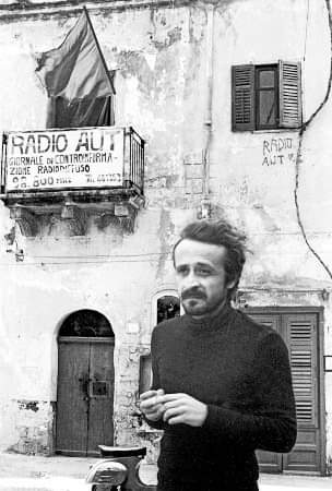 "Amo la radio perchè arriva dalla gente, entra nelle case
e ci parla direttamente
e se una radio è libera
ma libera veramente
mi piace ancor di più
perchè libera la mente”

#giornatadelleradiolibere

Una radio libera