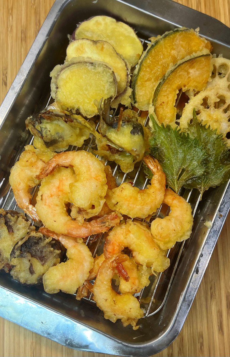 hiyokko_were's tweet image. 天ぷら、天玉うどん
/天妇罗、天妇罗鸡蛋乌冬面
ーーーーーーー
几天前买到了很多便宜的小虾,我好久没做天妇罗了🍤
天妇罗在家里做起来又难又麻烦,所以我平时很少做。
这次还用这个天妇罗做了天妇罗鸡蛋乌冬面。
※天妇罗的食材:小虾、香菇、莲藕、南瓜、红薯、紫苏叶、沙丁鱼包梅干菜紫苏叶…
