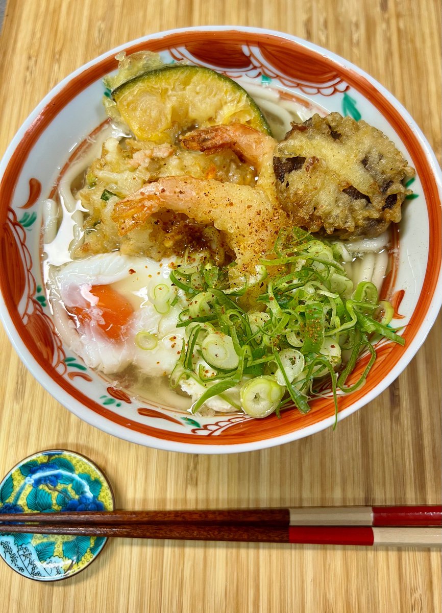 hiyokko_were's tweet image. 天ぷら、天玉うどん
/天妇罗、天妇罗鸡蛋乌冬面
ーーーーーーー
几天前买到了很多便宜的小虾,我好久没做天妇罗了🍤
天妇罗在家里做起来又难又麻烦,所以我平时很少做。
这次还用这个天妇罗做了天妇罗鸡蛋乌冬面。
※天妇罗的食材:小虾、香菇、莲藕、南瓜、红薯、紫苏叶、沙丁鱼包梅干菜紫苏叶…