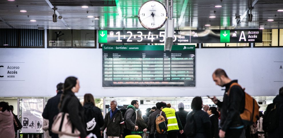 MatuteDuarte's tweet image. Barcelona: Una avería, ya resuelta, en la estación de Sants obliga a suspender todas las líneas de Rodalies. Los horarios seguirán alterados durante varias horas lavanguardia.com/local/cataluny…