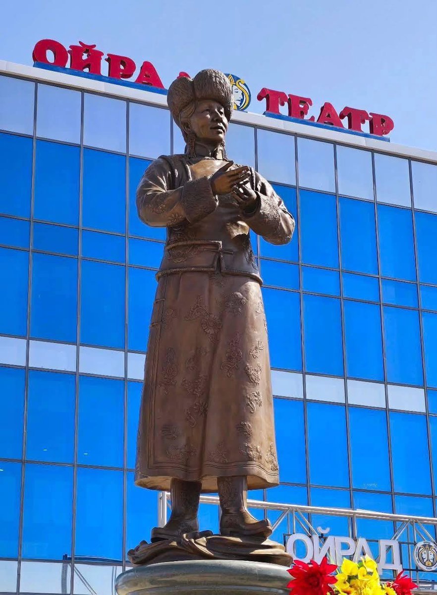 Төрийн ордонд Ю.Цэдэнбал 🇲🇳❤️
Төв цэнгэлдэхэд Х.Баянмөнх 🇲🇳❤️
Төв театрт Г.Түмэндэмбэрэл 🇲🇳❤️