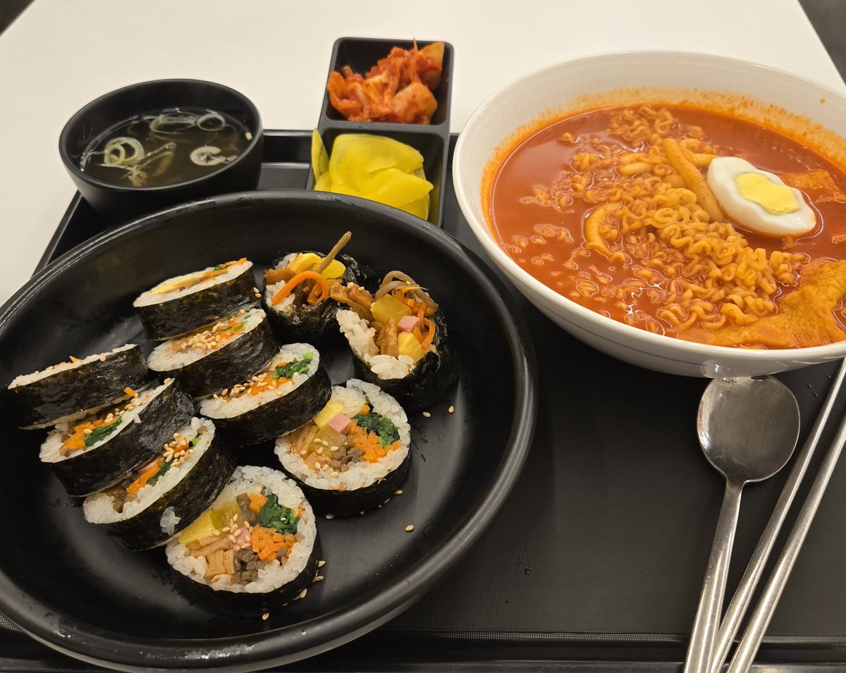 hopackho3's tweet image. 아마 안올렸던 사진
김밥에 라볶이 먹은거