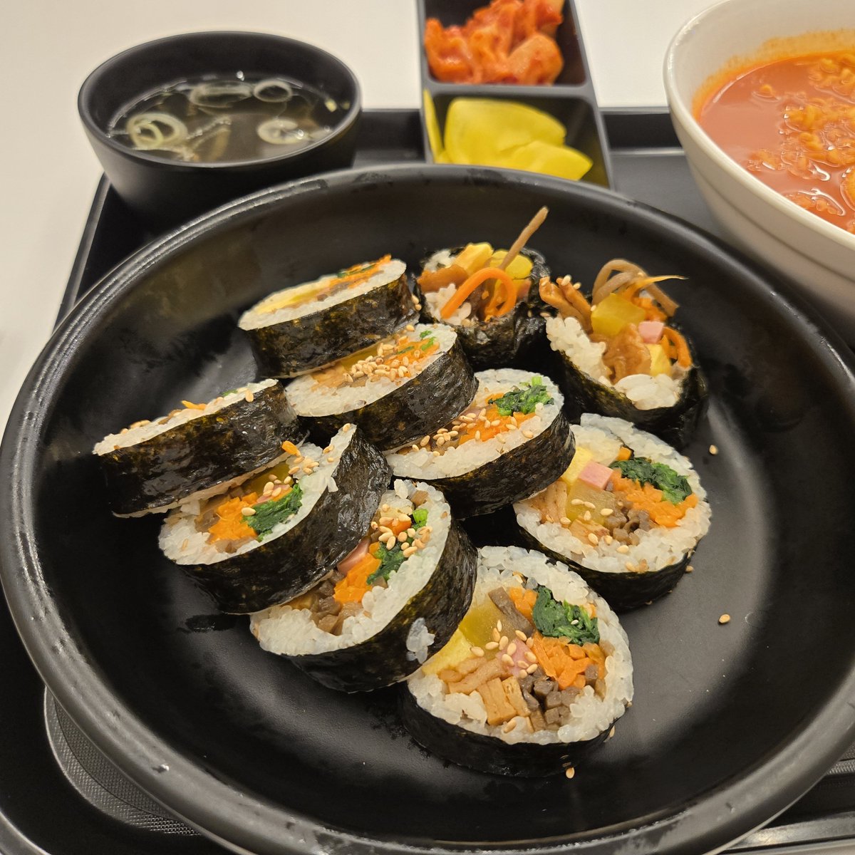 hopackho3's tweet image. 아마 안올렸던 사진
김밥에 라볶이 먹은거