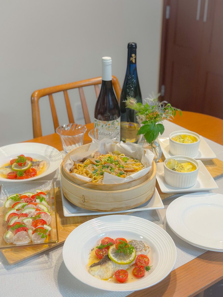 sugar_0148's tweet photo. 先日のおうちごはん(夕食)🍽️

・真鯛のアクアパッツァ風
・ホタテのカルパッチョ仕立て
・中華風蒸しそば
・じゃがいものチーズ蒸し

#おうちごはん　#おうちレストラン　#料理　#夕飯　#ワイン　#ワイン好き　#おつまみ　#ディナー　#料理女子　#料理写真 https://t.co/Nhno60YtRz