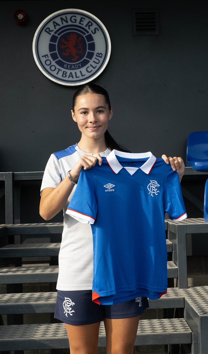 Alex ✍️ on for her 7th season⚽️<a href="/RangersWFC/">Rangers Women</a> ❤️🤍💙