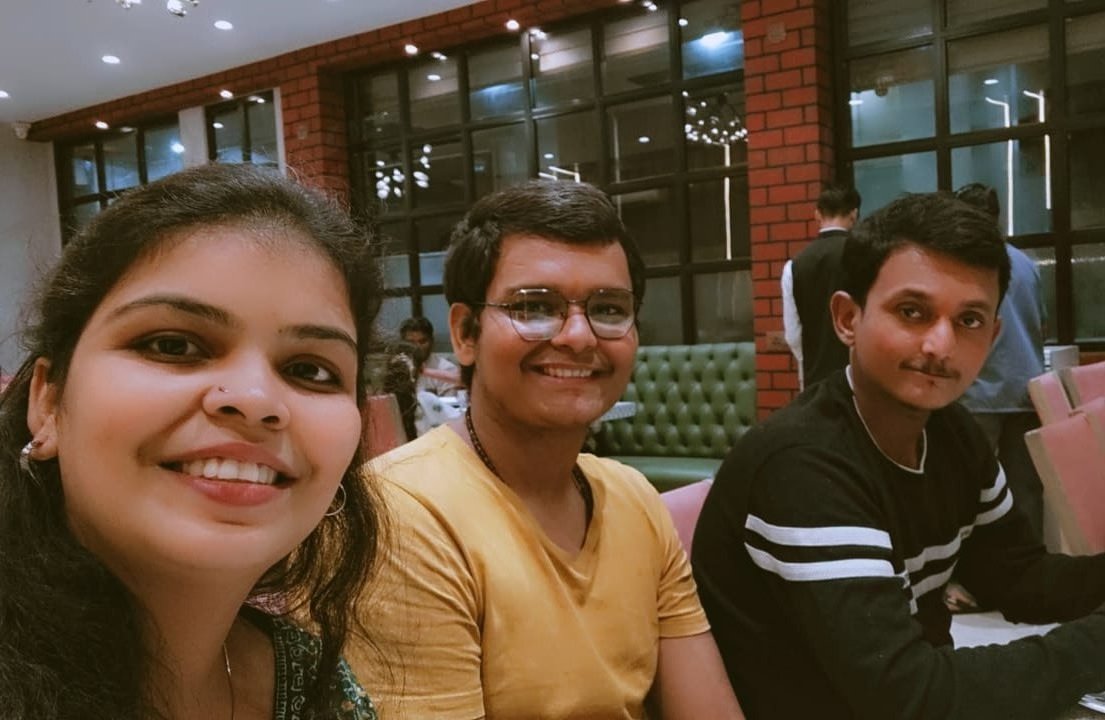 AkashMi809768's tweet image. ऊपर वाले ने दुनिया में सबसे अच्छी,
एक ही चीज बनाई वो है परिवार।❤️❤️❤️