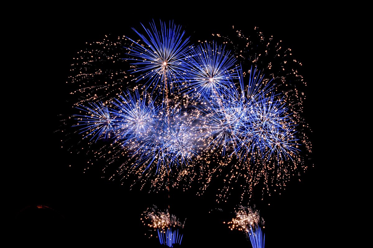 2m11na_Game's tweet image. 明日はXお休みします✨
代わりに?今夜は夏の涼をお届け〜🎆

数年前に撮影した写真で、しかもAPS-Cで撮ったものですがお気に入りの花火📸
ここ最近は人混みと暑さが無理すぎて、自宅で電気消してライブ配信見て夏を感じてますw遠方の花火大会も見れるから最高ですね🍻✨