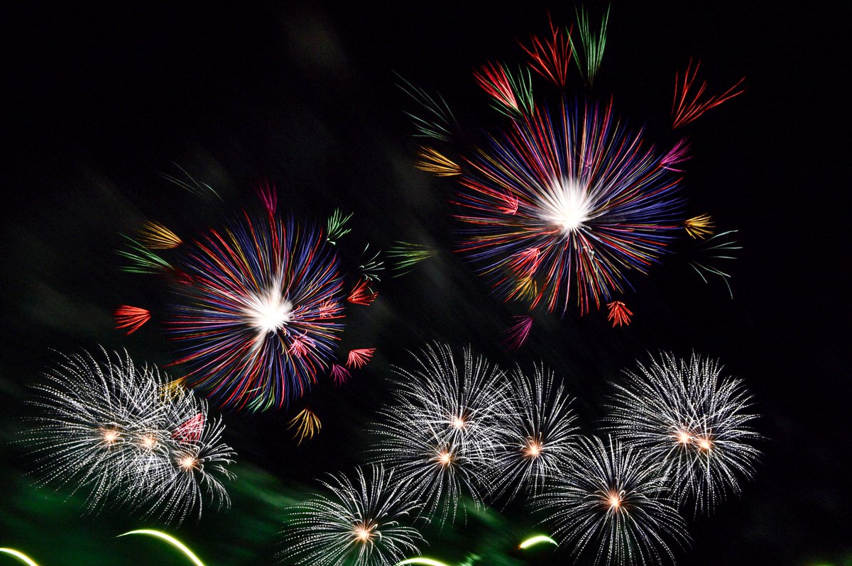 2m11na_Game's tweet image. 明日はXお休みします✨
代わりに?今夜は夏の涼をお届け〜🎆

数年前に撮影した写真で、しかもAPS-Cで撮ったものですがお気に入りの花火📸
ここ最近は人混みと暑さが無理すぎて、自宅で電気消してライブ配信見て夏を感じてますw遠方の花火大会も見れるから最高ですね🍻✨