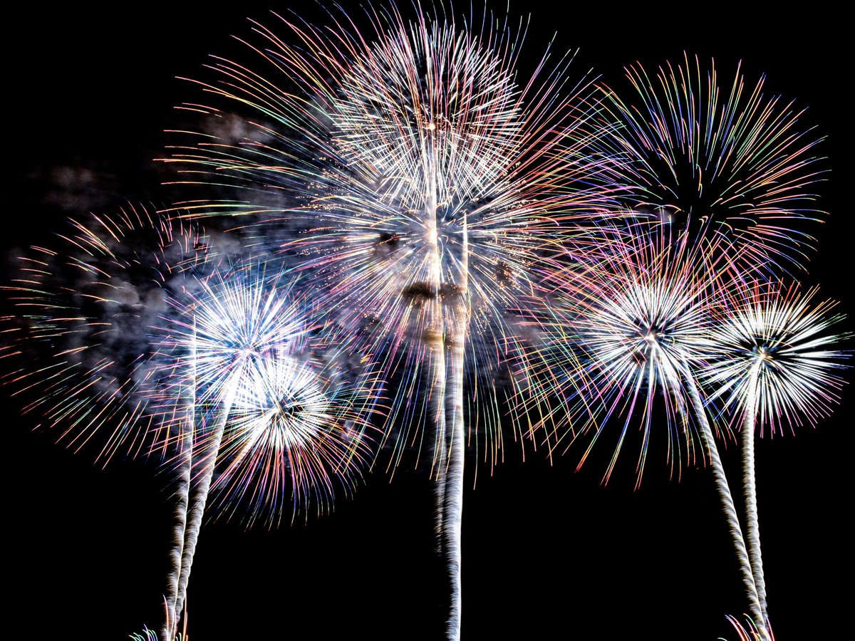 2m11na_Game's tweet image. 明日はXお休みします✨
代わりに?今夜は夏の涼をお届け〜🎆

数年前に撮影した写真で、しかもAPS-Cで撮ったものですがお気に入りの花火📸
ここ最近は人混みと暑さが無理すぎて、自宅で電気消してライブ配信見て夏を感じてますw遠方の花火大会も見れるから最高ですね🍻✨