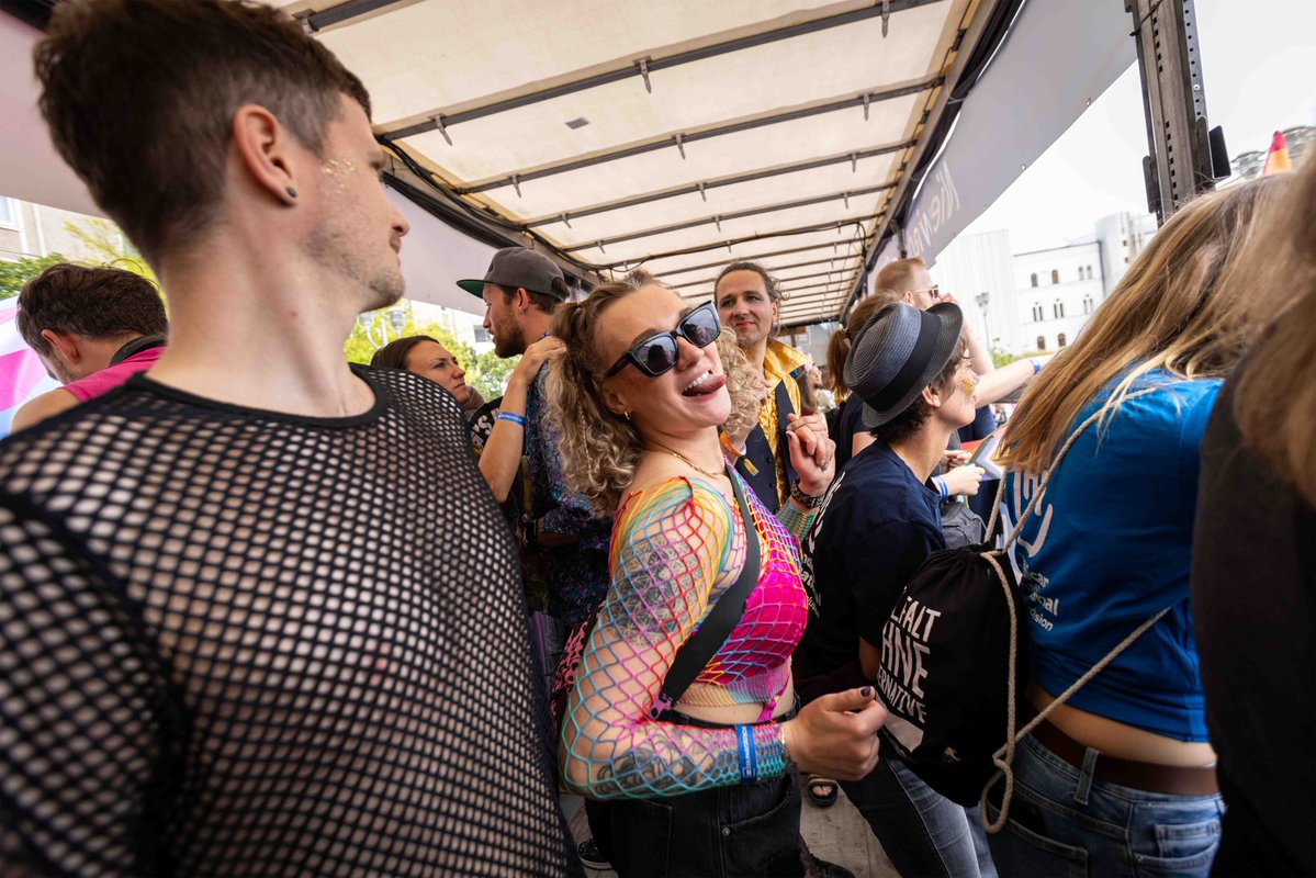 Was für ein toller Tag!🌈Gemeinsam mit unseren großartigen Mitgliedsorganisationen und @paritaet waren wir auf dem CSD Berlin – laut, bunt, solidarisch und #NieWiederStill.
Fotos: Boaz Arad/Paritätischer Berlin