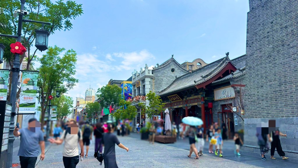 mikonyu's tweet image. 太原の街の中心部はこんな感じで、古い建物が並ぶ街並みです。南昌に似た雰囲気ですが、こちらの方がゆっくり穏やかな雰囲気ありました（気温がだいぶ南昌より低いのはあるかもw）。お料理も、辛いものが多い南昌とは全く違って、辛いものはほとんどありません。街によって全然文化が違って面白いw
