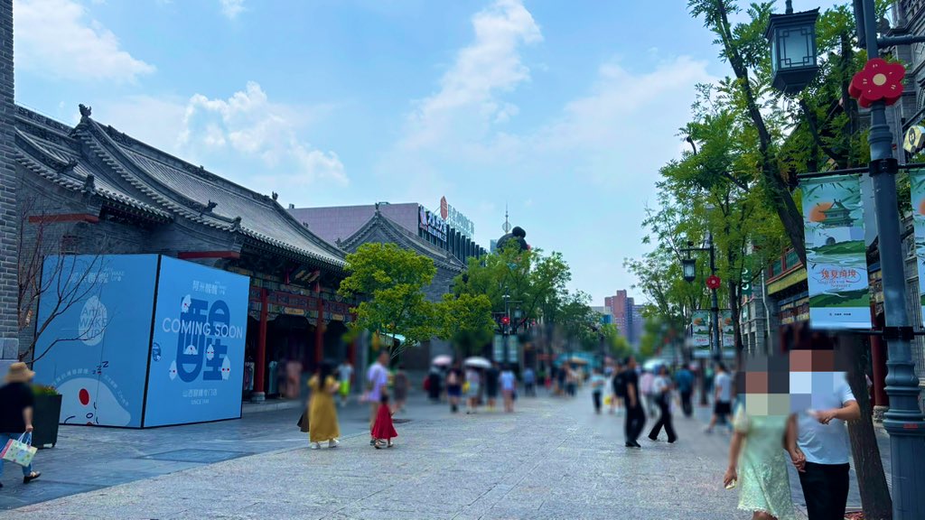mikonyu's tweet image. 太原の街の中心部はこんな感じで、古い建物が並ぶ街並みです。南昌に似た雰囲気ですが、こちらの方がゆっくり穏やかな雰囲気ありました（気温がだいぶ南昌より低いのはあるかもw）。お料理も、辛いものが多い南昌とは全く違って、辛いものはほとんどありません。街によって全然文化が違って面白いw