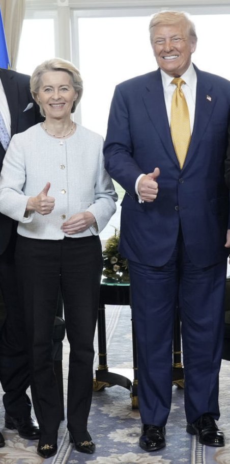 Ursula von der Leyen hat offiziell den schlechtesten "Deal" der Weltgeschichte "verhandelt". Donald Trump hat sie in seinen Golfclub bestellt, hat ihr gesagt, dass sie mindestens 1,5 Billionen Euro an die USA überweisen muss, dafür keinen Cent Zölle mehr von den USA bekommt und
