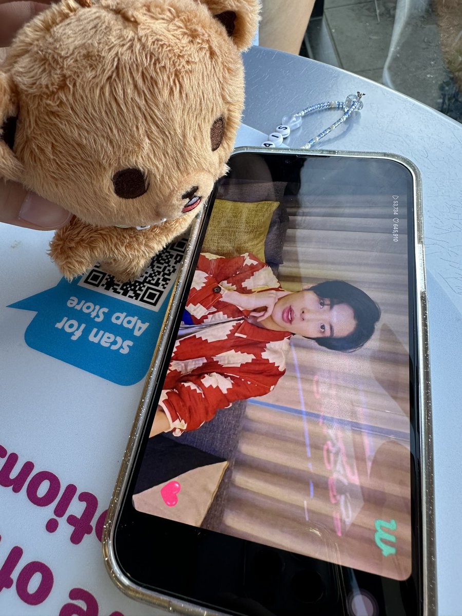 snoopyikeu's tweet image. seren and i always knew haechan and jake were friends 😁🤞🏼