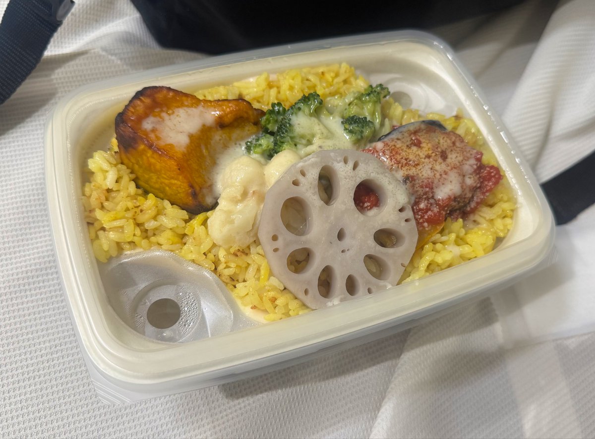 kbysms's tweet image. えむふく撮り忘れ!
えむべんは野菜ドリアにしました☺️
何がいいって蒸気であたためるタイプのお弁当で、チーズがとろとろ野菜がほくほくになるの🤤
我がMトーナメントはここで終了。B卓見ながら帰ってます。
色んな選手の色んな麻雀が見られて、1日2回もしびれる条件戦が見られる。良い大会ですよね🔥